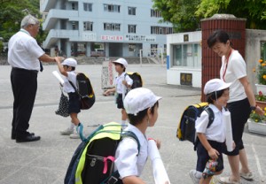 笑顔であいさつして下校する児童＝２０日、奄美市の名瀬小学校