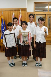 県高校商業研究発表会で最優秀賞を受賞した奄美高校の生徒たち＝１１日、奄美市名瀬