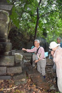 親族と共に墓前で先祖を供養する金江安浩さん（中央）＝１４日、宇検村名柄集落