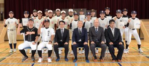 任命状を手に気合いを入れる奄美市選抜チーム＝９日、奄美市名瀬