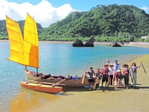 加計呂麻島へ向けて出航するサバニ愛好家＝５日、沖縄・国頭村奥