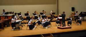 奄美大島の中学、高校１０校が練習の成果を披露したサマーコンサート＝１７日、奄美文化センター