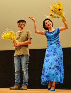 越川監督と主演女優の満島さんが登壇した上映会＝７日、奄美市名瀬