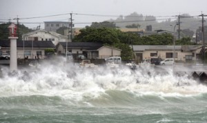 高波が押し寄せる湾漁港＝４日午前１０時１０分ごろ、喜界島