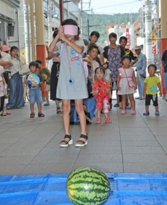 商店街夏祭りでスイカ割りを楽しむ子どもら＝１２日、奄美市名瀬