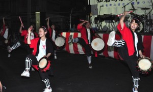 祭りのステージで演舞を披露した沖高エイサー部＝１２日、知名町