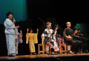 にぎやかな歌と踊りの展開もあった「シマあすびの夕べ」＝３日、奄美市名瀬の奄美文化センター