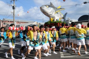 祭り会場を盛り上げた市中パレード＝１９日、瀬戸内町古仁屋