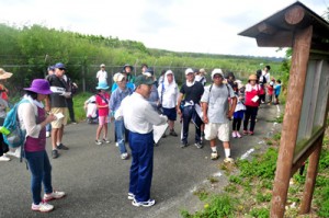 畦布集落の伝説の地や遺跡などを巡る参加者＝１２日、和泊町