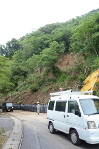 片側通行可能になった県道名瀬瀬戸内線の崖崩れ現場＝６日、大和村大金久