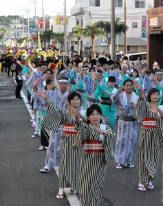 約７５０人が参加したどんどん祭りのパレード＝２７日、徳之島町