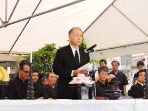 慰霊祭で、宇検村の慰霊碑建立を報告する元田信有村長＝２２日、沖縄県那覇市