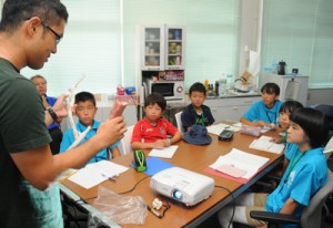 奄美の環境調査の実態について学ぶ奄美こども環境調査隊の隊員たち＝２８日、奄美市名瀬の鹿大国際島嶼教育研究センター奄美分室 　