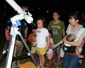 天体望遠鏡で土星を観察する児童＝８日、大和港