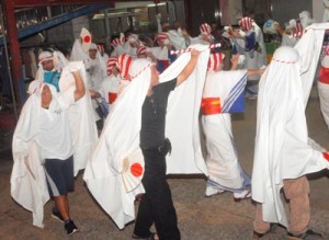 老若男女が家回りをして五穀豊穣を祈願した「ムチタボリ」＝１５日、徳之島町手々