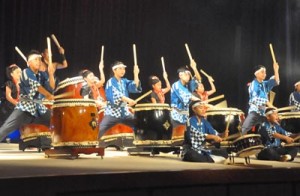 迫力ある演奏で観客を魅了した太鼓まつりｉｎ徳之島＝１１日、天城町防災センター