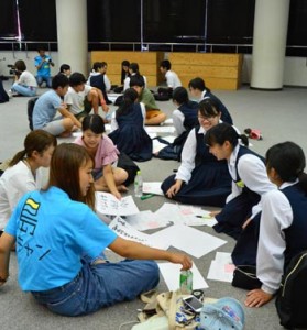 「島キャン」で来島中の大学生と交流した高校生たち＝２６日、奄美市の大島高校