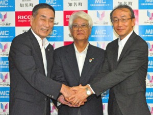 協定を結び、握手を交わす平安町長（中央）と、松坂部長（左）、松窪社長