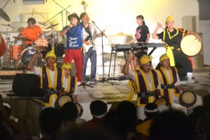 さまざまなアーティストの音楽ライブもあったヨロンサンゴ祭＝１３日、与論町茶花海岸