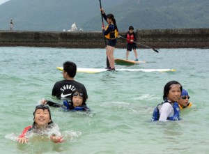 海遊びで交流する七ケ宿町と宇検村の児童＝９日、宇検村タエン浜