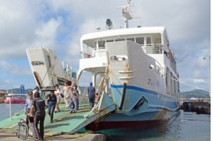 約１カ月半ぶりに運航を再開した「フェリーかけろま」の旧船＝２４日、瀬戸内町古仁屋港