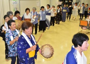 にぎやかに踊りの輪をつくった有良郷友会と集落住民の八月踊り＝２２日、奄美市名瀬のＡｉＡｉひろば