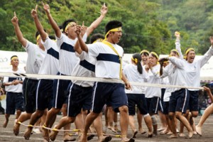 むかでリレーなどで熱戦を繰り広げた大島高校の第６９回体育祭＝３日、県立大島高校上部グラウンド