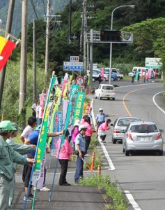 ドライバーに安全運転を呼び掛ける参加者＝２３日、奄美市住用町和瀬