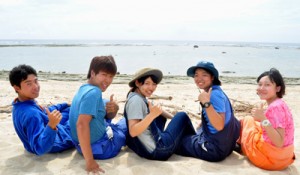 沖永良部島の海に憧れ、村おこしボランティアで来島した学生ら＝６日、和泊町与和の浜