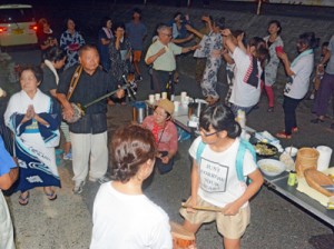 老若男女一体となって盛り上がった六調＝２７日、奄美市笠利町佐仁