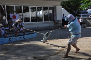 嘉鉄集落豊年祭で披露された「ソーラ釣り」＝９月３０日、瀬戸内町