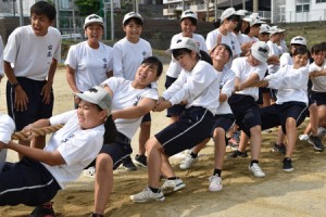 綱引きは女子も熱い戦い＝９日、古仁屋高校