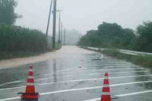 記録的な大雨で冠水した町道＝４日午後３時３７分ごろ、喜界町羽里