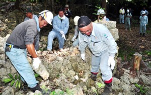 後蘭孫八の城跡で、石積みの技術を学ぶ研修参加者ら＝３０日、和泊町