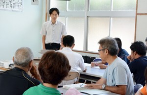 薬物乱用の恐ろしさを伝える瀬戸内署生活安全刑事課の濵田課長＝３１日、阿木名小中