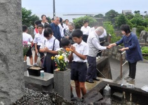 恒久平和を誓い、犠牲者の冥福を祈る参加者＝２５日、徳之島町亀津  