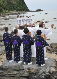 海のかなたの神々に五穀豊穣を祈る「平瀬マンカイ」＝２６日午後４時すぎ、龍郷町