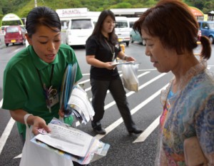 ペットの適正飼養を呼び掛けた街頭キャンペーン＝２１日、奄美市名瀬