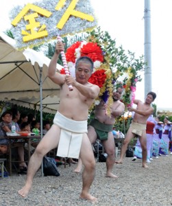 ２地区が華やかさを競った伝統の踊り「テンテン」＝１７日、瀬戸内町西阿室