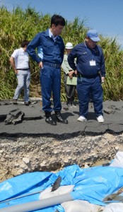 路面決壊で通行できなくなった町道など、町内３カ所を視察した三反園訓県知事（左）＝１８日、喜界町