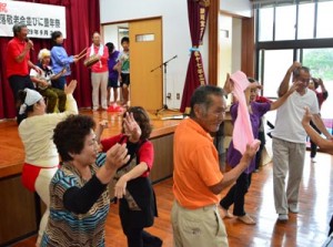 にぎやかに歌い踊って会を締めくくった参加者たち＝２４日、瀬戸内町