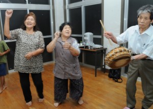 住用町川内で八月踊り勉強会始まる②１７０９２２栄