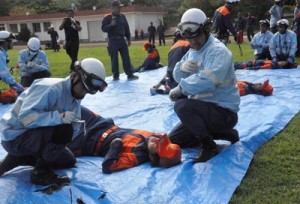 事故を想定してトリアージ訓練を行った隊員ら＝９日、徳之島町徳和瀬