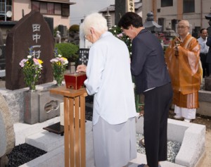 田中家の菩提寺・満福寺で営まれた墓前法要＝１１日、栃木市旭町