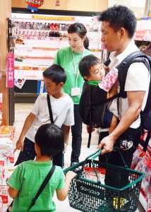 子どもを連れての買い物体験をする男性＝９月３０日、奄美市名瀬