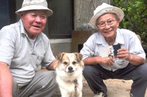 孫の写真を手に、村山さん（左）とテツに直接会ってお礼した平山さん＝２０日、和泊町喜美留