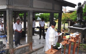 西郷の遺徳をしのび、約５０人が参列した南洲神社での例祭＝２４日、和泊町