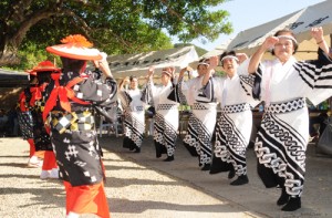 十数年ぶりに披露された「むんじゅる」＝９月３０日、瀬戸内町網野子