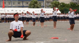応援合戦で演舞を披露する名瀬中の生徒たち＝２４日、奄美市名瀬