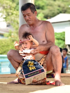 赤ちゃんの土俵入りもあった名瀬仲勝町内会の敬老会・豊年相撲＝１０日、奄美市名瀬仲勝町集会場